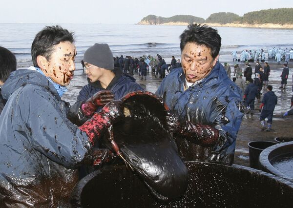 Жители собирают разлившуюся нефть в Южной Корее, 2007 год  - Sputnik Абхазия