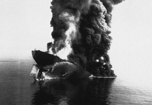 Дым поднимается от тонущего нефтяного танкера Haven, потерпевшего крушение у берегов Италии, 1991 год - Sputnik Абхазия
