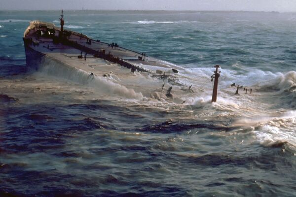 Затонувший супертанкер «Амоко Кадис» и разлив нефти во Франции, 1978 год - Sputnik Абхазия