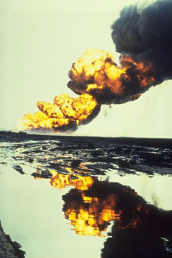 Нефтяной пожар в Кувейте во время войны в Персидском заливе, 1991 год  - Sputnik Абхазия