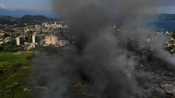 Дым столбом: пожар на пустырях в Сухуме - Sputnik Абхазия