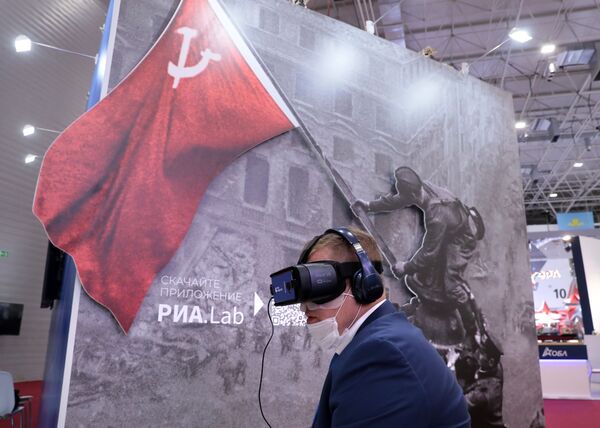 Демонстрация VR-проекта Неизвестный знаменосец гостю форума Армия-2020 на стенде МИА Россия сегодня в конгрессно-выставочном центре Патриот - Sputnik Абхазия