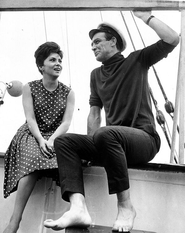 Шотландский актер Шон Коннери с итальянской актрисой Джиной Лоллобриджидой, 1963 год - Sputnik Абхазия