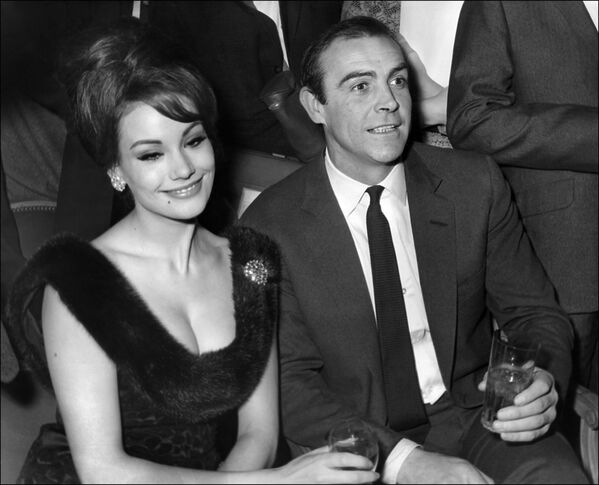 Шотландский актер Шон Коннери и французская актриса Клодин Оже на пресс-конференции в Париже, 1965 год - Sputnik Абхазия
