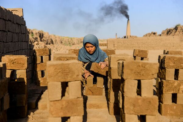 Молодая девушка во время работы в Герате, Афганистан - Sputnik Абхазия