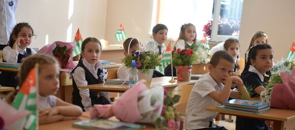 Первый звонок в Сухумских школах Первый звонок в Сухумских школах - Sputnik Абхазия