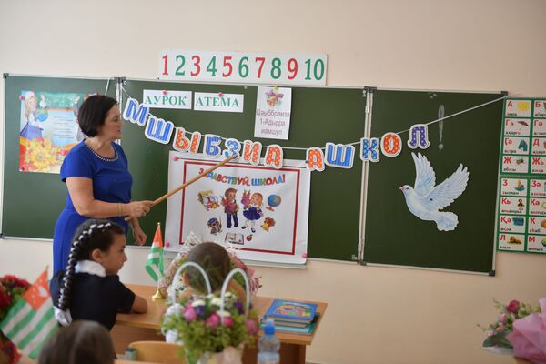 На первом уроке учительница знакомит детей с буквами.  - Sputnik Абхазия