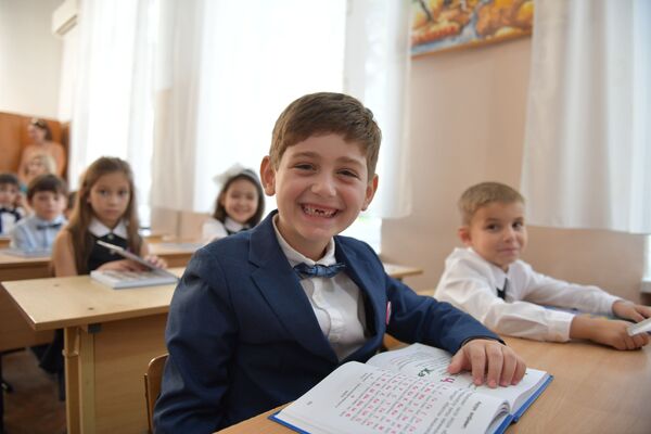Школьники готовы грызть гранит науки, хотя у многих еще не выросли зубы.   - Sputnik Абхазия