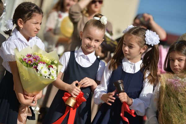 На первую в жизни школьную линейку дети пришли с цветами для учителей. - Sputnik Абхазия