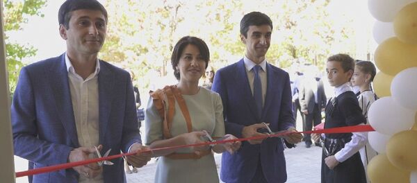 Открытие гагрской школы. на фото ио главы Гагра Иури ХАгуш, директор школы Хана Гунба, минпрос Инал Габлиа Открытие гагрской школы. на фото ио главы Гагра Иури ХАгуш, директор школы Хана Гунба, минпрос Инал Габлиа - Sputnik Абхазия