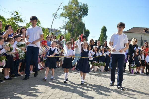 Первый звонок прозвучал 1 сентября в 152 школах республики из 153. - Sputnik Абхазия