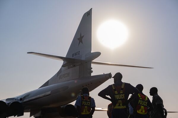 Стратегический бомбардировщик-ракетоносец Ту-160 на авиабазе ВВС ЮАР Waterkloof в Центурионе, Южная Африка - Sputnik Абхазия