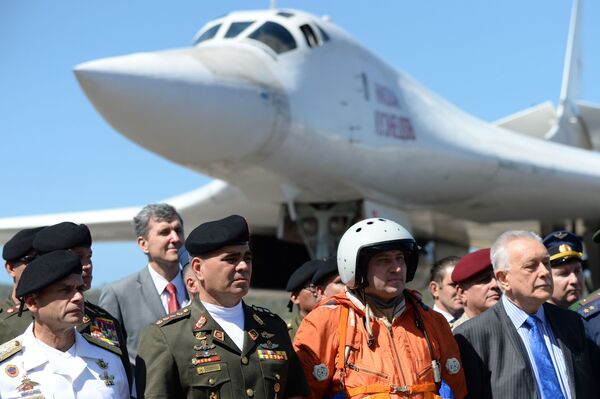 Министр обороны Венесуэлы Владимир Падрино Лопес на фоне самолета ТУ-160 - Sputnik Абхазия