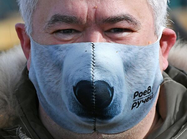 Директор парка флоры и фауны Роев ручей Андрей Горбань в креативной защитной маске - Sputnik Абхазия