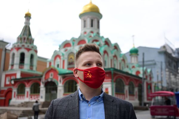 Мужчина в защитной маске с символом СССР на Красной площади - Sputnik Абхазия