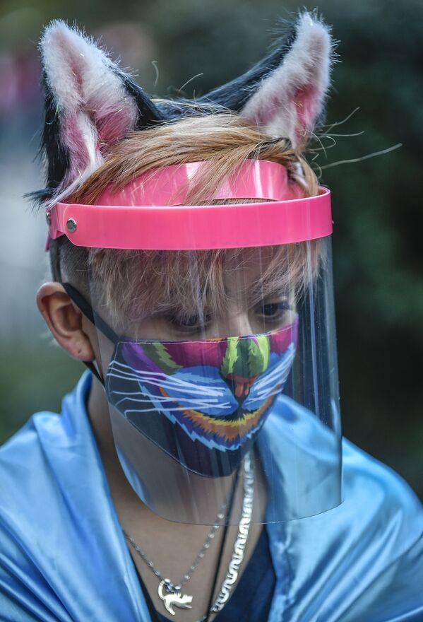 Демонстрант в креативной маске во время протеста в Боготе, Колумбия - Sputnik Абхазия