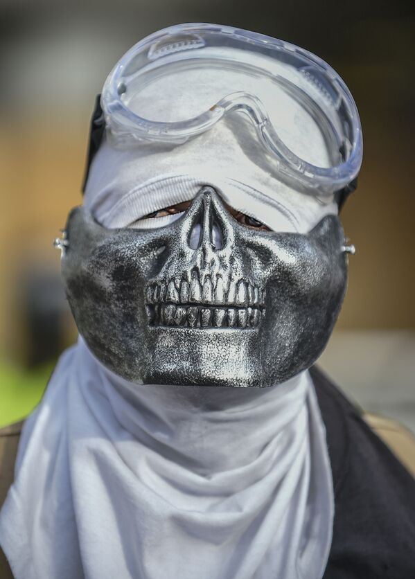 Мужчина в креативной маске во время протеста в Боготе, Колумбия - Sputnik Абхазия