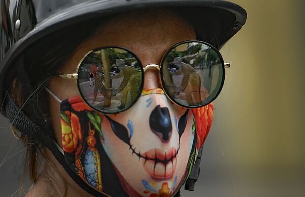 Девушка в солнцезащитных очках и креативной защитной маске для лица против коронавируса в Каракасе, Венесуэла - Sputnik Абхазия