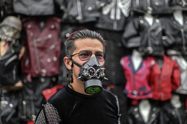 Мужчина в маске с заклепками на блошином рынке El Chopo в Мехико - Sputnik Абхазия