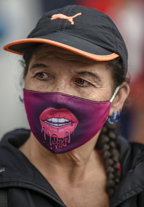Женщина в креативной маске в Колумбии - Sputnik Абхазия