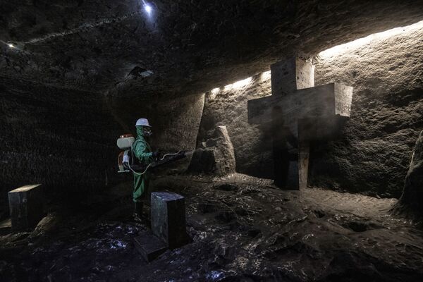 Рабочий дезинфицирует Соляной собор Сипакира, подземную церковь, встроенную в соляную шахту, Колумбия - Sputnik Абхазия