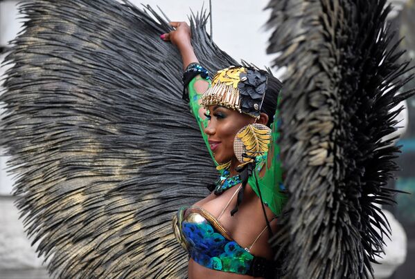  Карибская танцовщица во время представления первого в истории цифрового карнавала в Ноттинг-Хилле  - Sputnik Абхазия