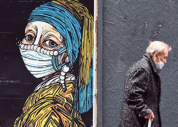 Граффити с изображением девушки с картины Яна Вермеера Девушка с жемчужной сережкой в медицинской маске  - Sputnik Абхазия