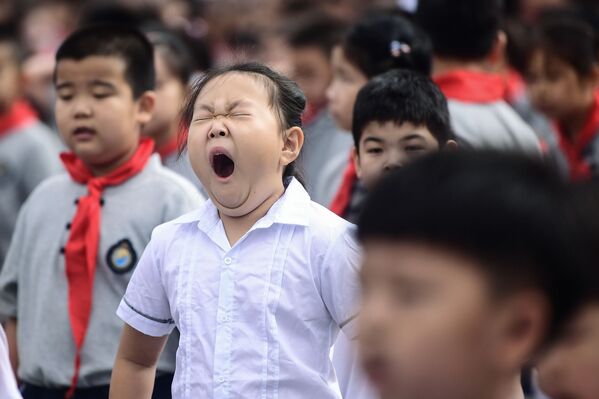 Ребенок зевает в первый день школы в Китае  - Sputnik Абхазия