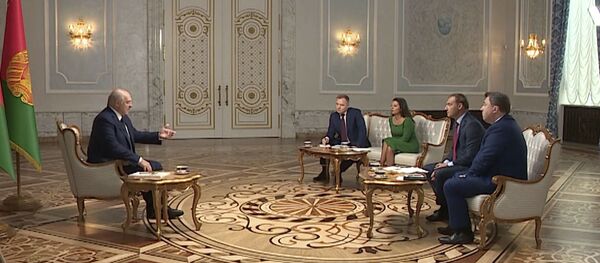 Лукашенко дал большое интервью российским журналистам Лукашенко дал большое интервью российским журналистам - Sputnik Абхазия