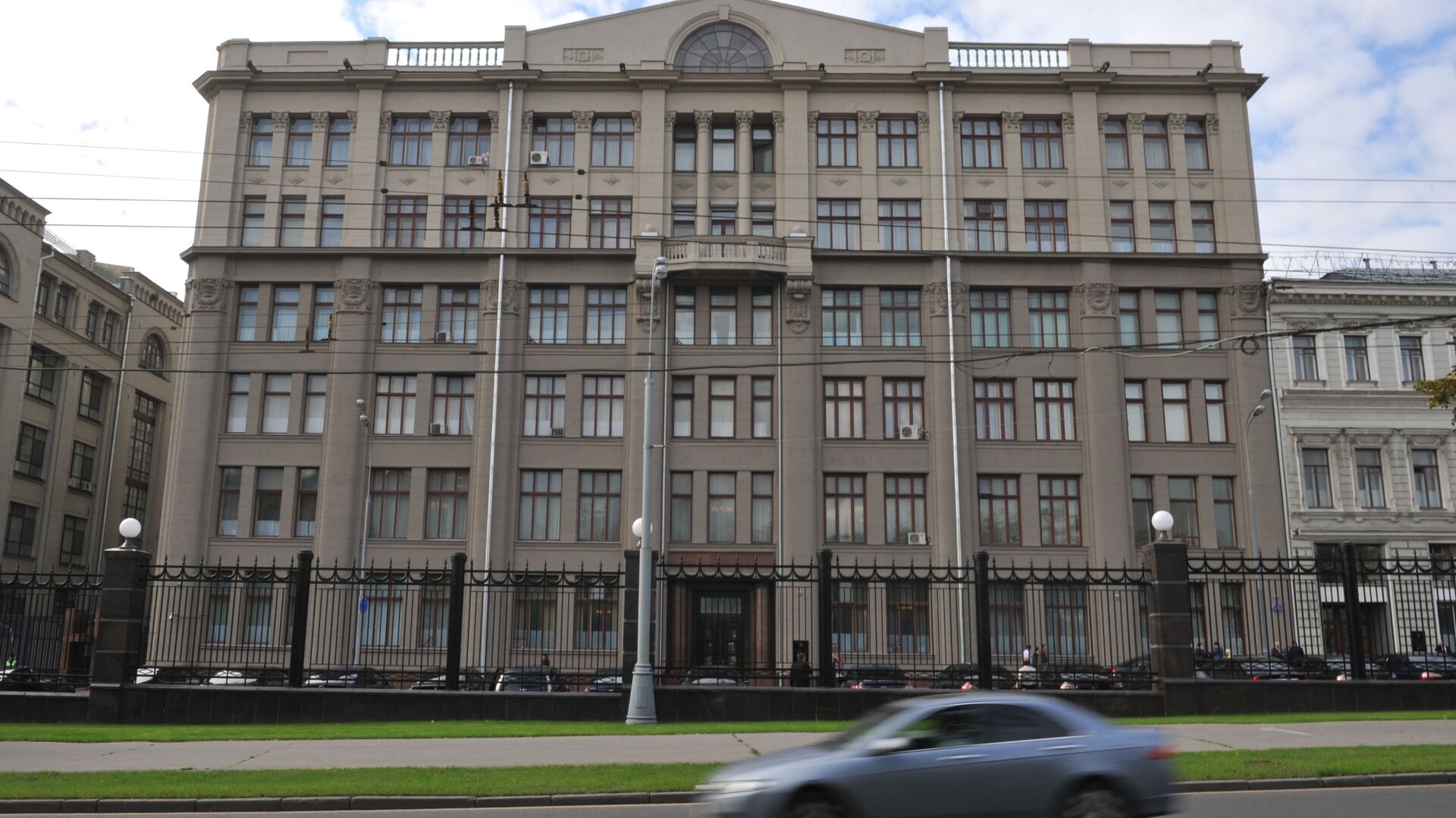 Здание администрации президента России на Старой площади в Москве. - Sputnik Аҧсны, 1920, 18.09.2025