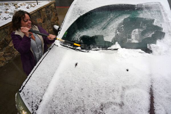 Жительница Джорджтауна во время чистки машины от снега - Sputnik Абхазия