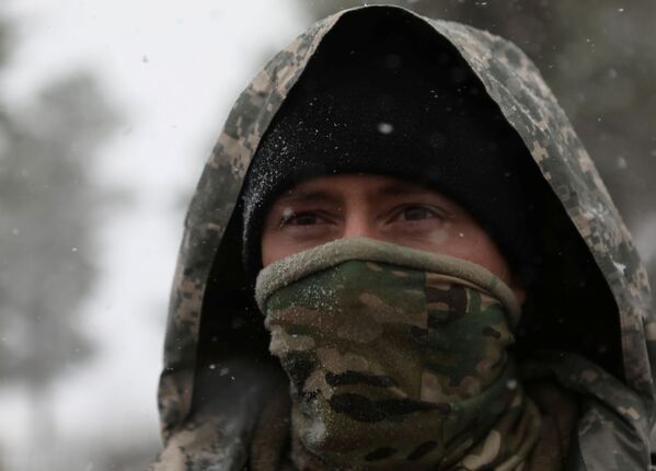 Член национальной гвардии Колорадо во время снегопада в Форт-Коллинсе - Sputnik Абхазия