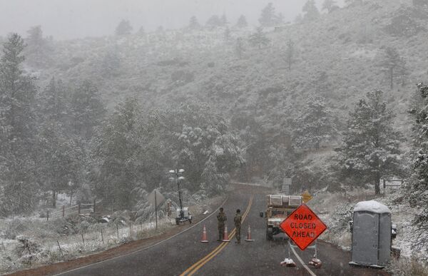 Члены национальной гвардии Колорадо у знака дорога закрыта во время снегопада в Форт-Коллинсе - Sputnik Абхазия