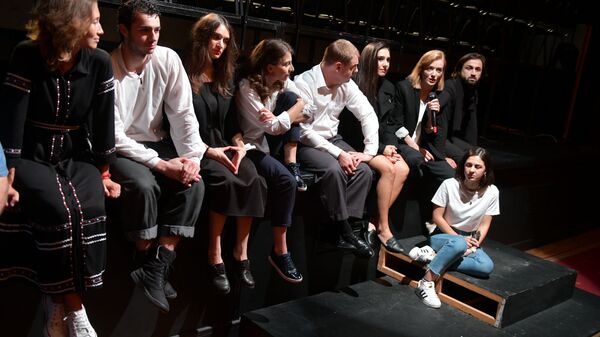 В Русском театре драмы состоялась пресс-конференция, посвященная шестой в этом сезоне премьере РУСДРАМа - Радость вопреки всему.  - Sputnik Абхазия