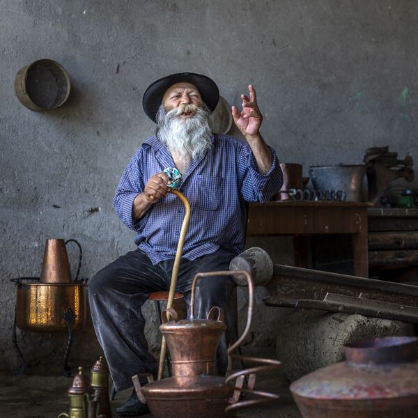 Снимок Danchu, a Roma coppersmith фотографа Lynn Fraser, ставший финалистом в категории PEOPLE конкурса National Geographic Traveller Photography Competition 2020 - Sputnik Абхазия