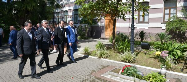 Возложение цветов к могиле Юрия Воронова - Sputnik Абхазия