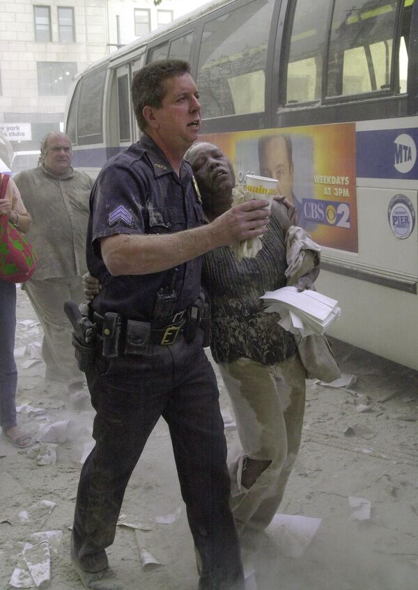 Офицер полиции с пострадавшей во время теракта 11 сентября, США  - Sputnik Абхазия