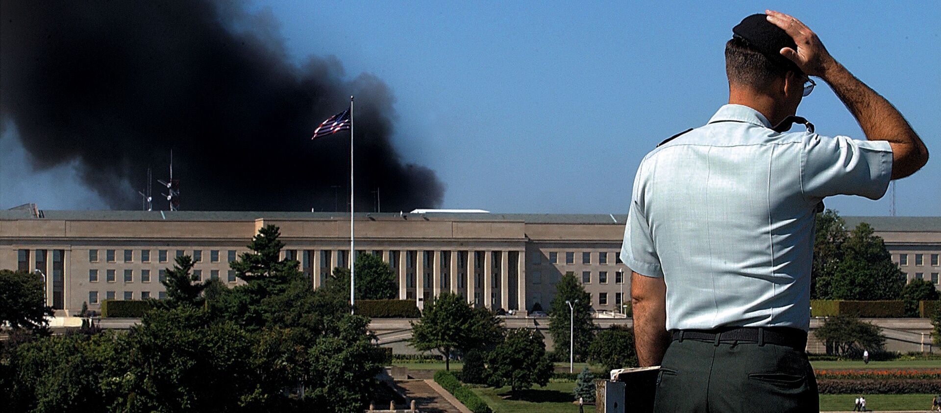  Сотрудник у здания Пентагона после теракта 11 сентября, США - Sputnik Абхазия, 1920, 06.09.2021