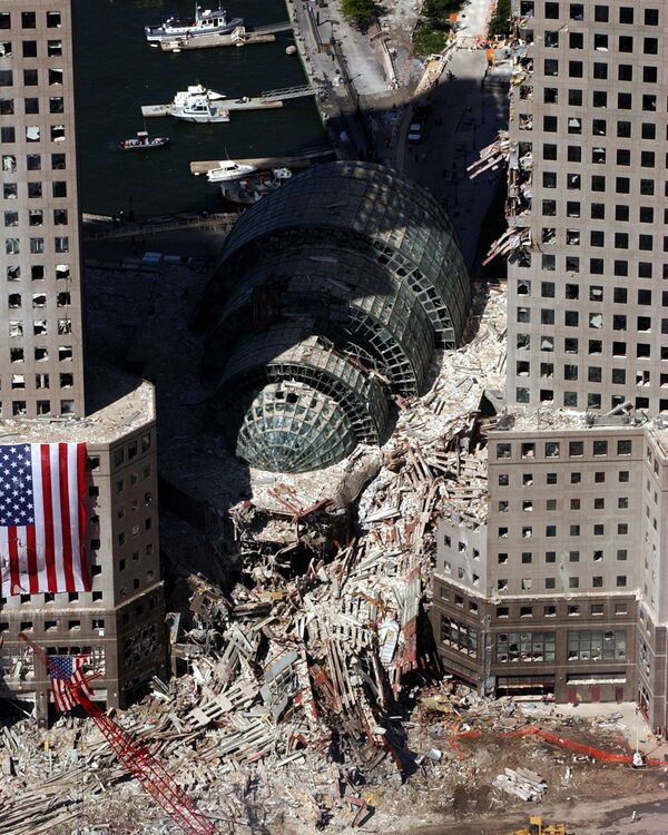 Кусок обрушившегося здания после атаки 9/11 в Нью-Йорке  - Sputnik Абхазия