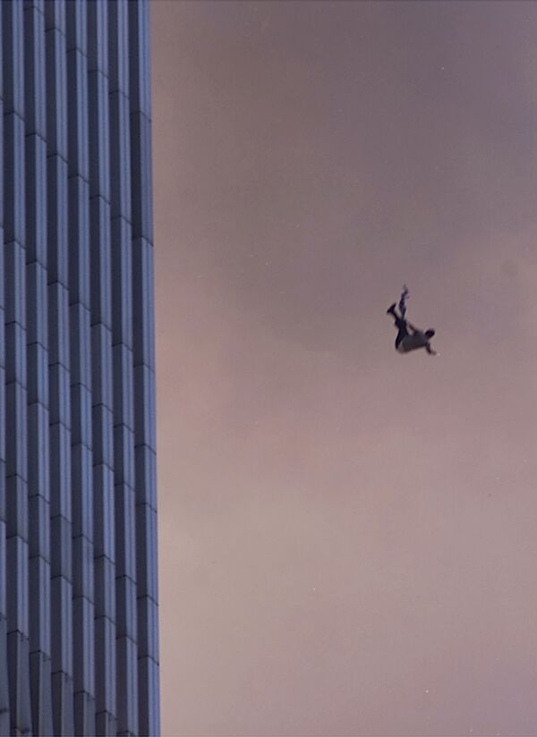 Человек падает с одной из башен Всемирного торгового центра во время теракта 9/11 в Нью-Йорке  - Sputnik Абхазия