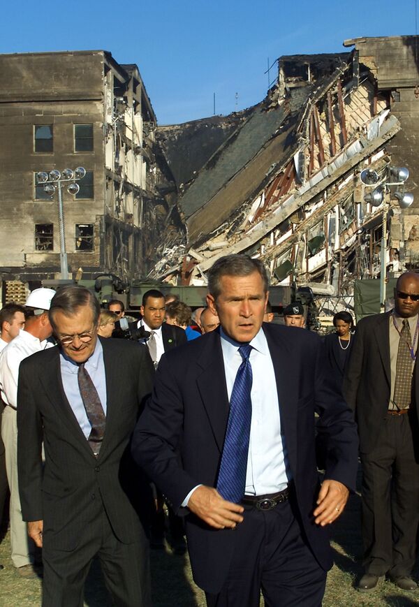 Президент США Джордж Буш у атакованного Пентагона  - Sputnik Абхазия