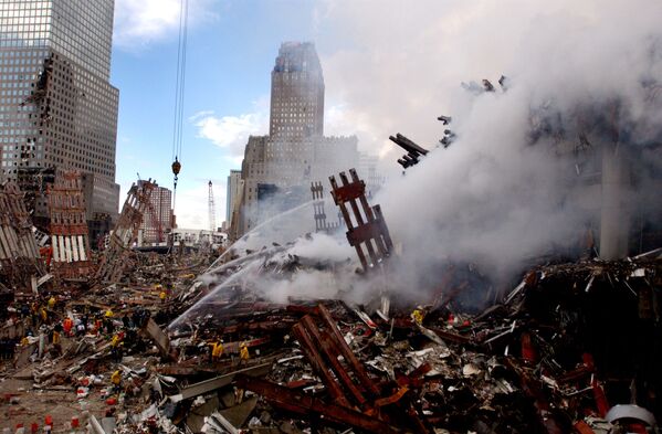 Тушение пожара на месте атакованного Всемирного торгового центра 11 сентября в Нью-Йорке  - Sputnik Абхазия