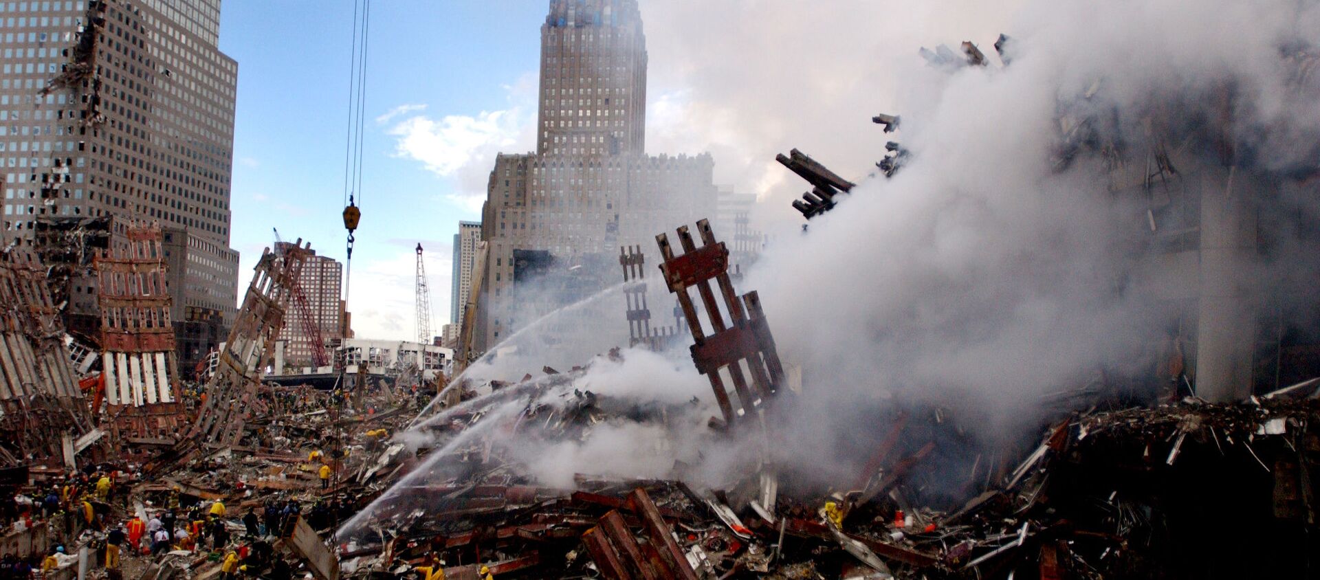 Тушение пожара на месте атакованного Всемирного торгового центра 11 сентября в Нью-Йорке  - Sputnik Абхазия, 1920, 12.09.2021