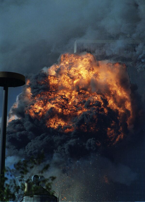  Южная башня Всемирного торгового центра в огне после теракта 11 сентября - Sputnik Абхазия