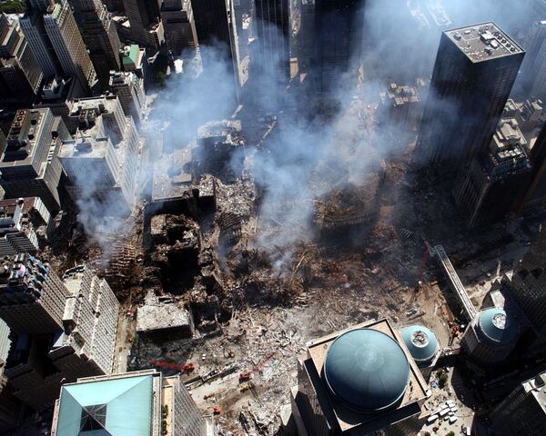 Вид сверху на разрушения на месте атакованного Всемирного торгового центра 11 сентября в Нью-Йорке  - Sputnik Абхазия