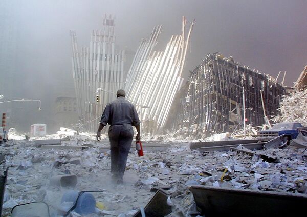 Мужчина с огнетушителем на месте атаки Всемирного торгового центра 11 сентября в Нью-Йорке  - Sputnik Абхазия