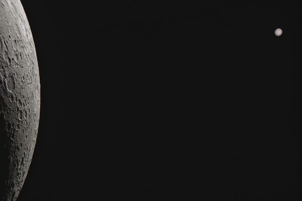 Снимок Space Between Us… польского фотографа Łukasz Sujka, занявший первое место в категории PLANETS, COMETS AND ASTEROID конкурса Insight Investment Astronomy Photographer of the Year 2020 - Sputnik Абхазия