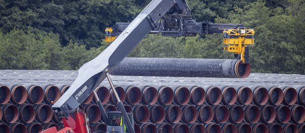 Транспортное средство перемещает трубу для строящегося газопровода «Северный поток-2» в хранилище в порту Мукран на острове Рюген, Германия, вторник, 8 сентября 2020 г. Прибыло правительство Германии. под растущим давлением использовать совместный германо-российский трубопроводный проект «Северный поток-2» в качестве рычага воздействия на Россию для предоставления ответов по Навальному. По завершении проекта «Северный поток - 2» российский газ будет поставляться непосредственно в Германию по дну Балтийского моря в обход Украины - Sputnik Абхазия