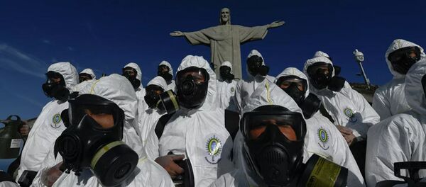 Солдаты бразильских вооруженных сил во время дезинфекции статуи Христа Солдаты бразильских вооруженных сил во время дезинфекции статуи Христа - Sputnik Абхазия