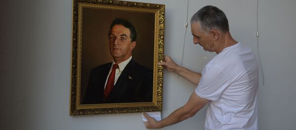 В центральном выставочном зале Союза художников Абхазии проходит подготовка экспозиции выставки Художник. Время. Память. В центральном выставочном зале Союза художников Абхазии проходит подготовка экспозиции выставки Художник. Время. Память. - Sputnik Абхазия